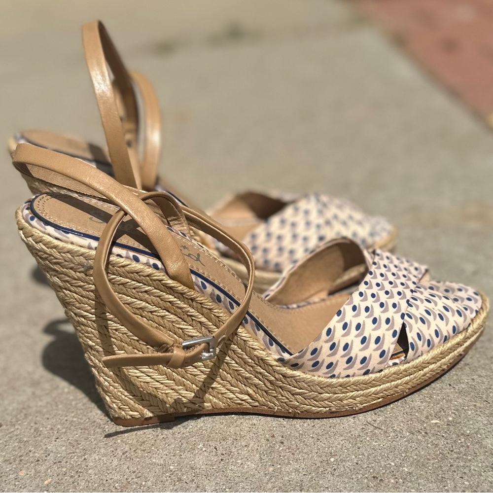 Splendid Stylish Brown and Cream Peacock Print Sandals